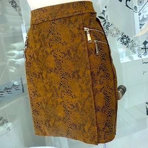 NWT 🌸Beautiful Snakeskin Faux Leather Mini Skirt
